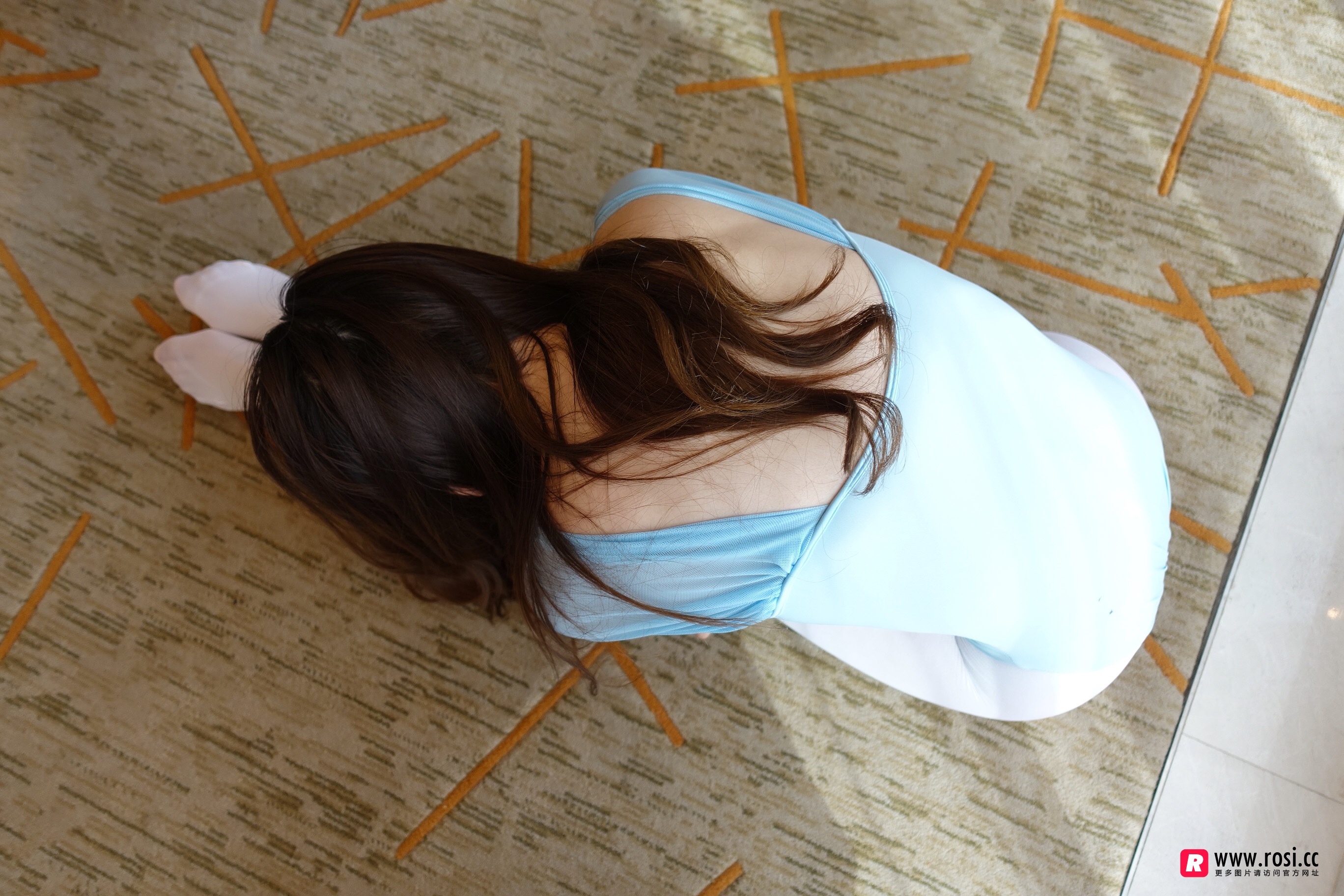 ROSI艺学妹 2018.10.17 NO.0027[74+1P／53.3M]_第4集